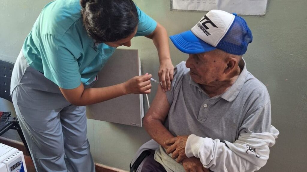 Campaña de Vacunación Antigripal en Salta : Más de 450 Ancianos Inmunizados
