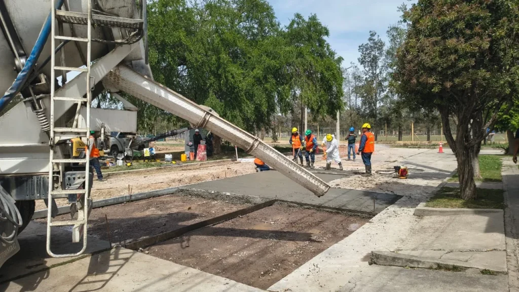 Avanza la mejora vial en barrio San Carlos: la Municipalidad hormigonó la calle Alfredo Madrid