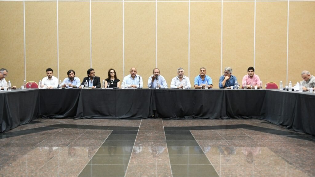 El Gobierno provincial acordó con los gremios un bono extraordinario de $200.000 y definió el cronograma de pagos