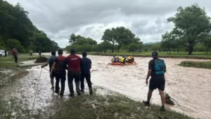 Asistieron a 13 personas aisladas por la crecida del río Wierna en Vaqueros
