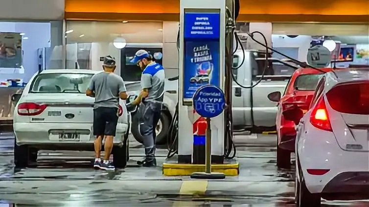 GOLPE AL BOLSILLO: VOLVIÓ A SUBIR LA NAFTA EN SALTA Y LA SÚPER YA PASÓ LOS $1800