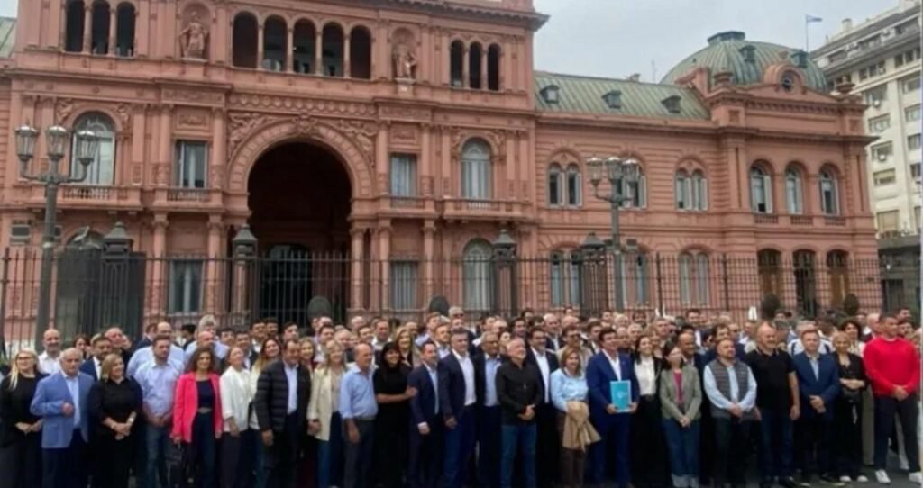 Más de 150 intendentes marcharon al Ministerio de Economía y alertan por la “asfixia financiera” en los municipios