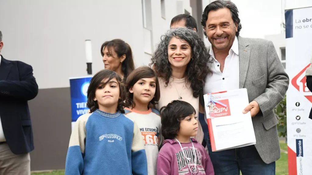 Sáenz entregó 48 viviendas en Rosario de la Frontera y destacó el esfuerzo provincial para finalizar la obra