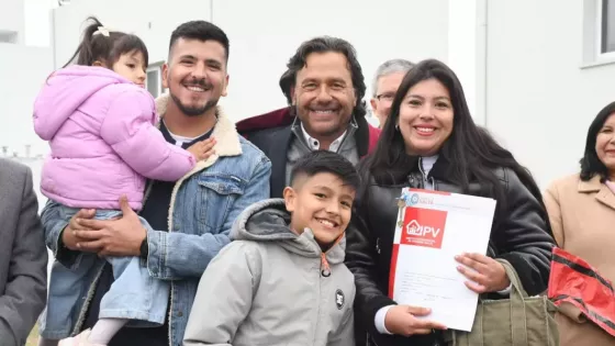 Sáenz entregó 138 viviendas en Capital y destacó que fueron finalizadas con recursos provinciales