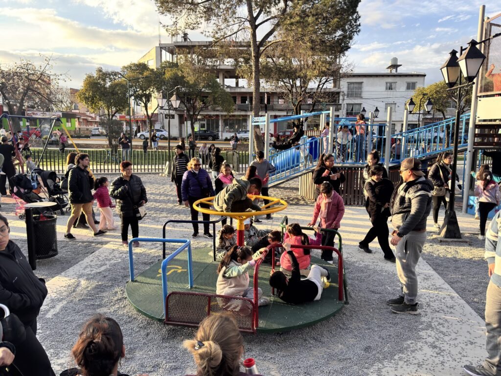 La renovada Plaza Evita se estrenó en el Día del Niño con cientos de familias