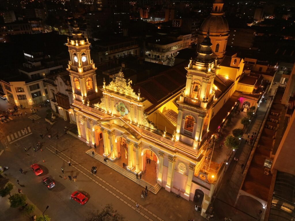 Con nueva iluminación, la Catedral se prepara para recibir a miles de fieles
